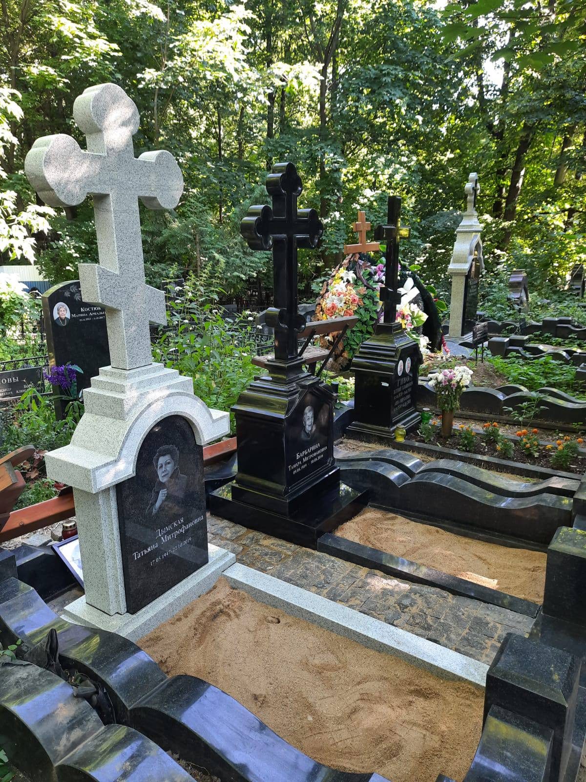 Работа Мастера Гранита: белый крест с портретом на чёрном основании
