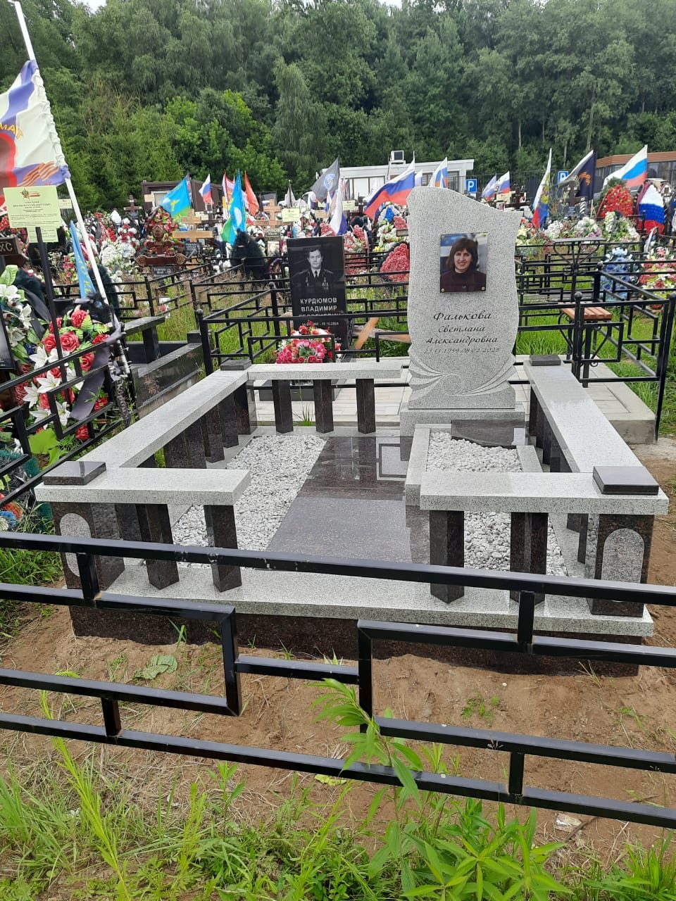 Работа Мастера Гранита: светлый комплекс с гранитной оградой