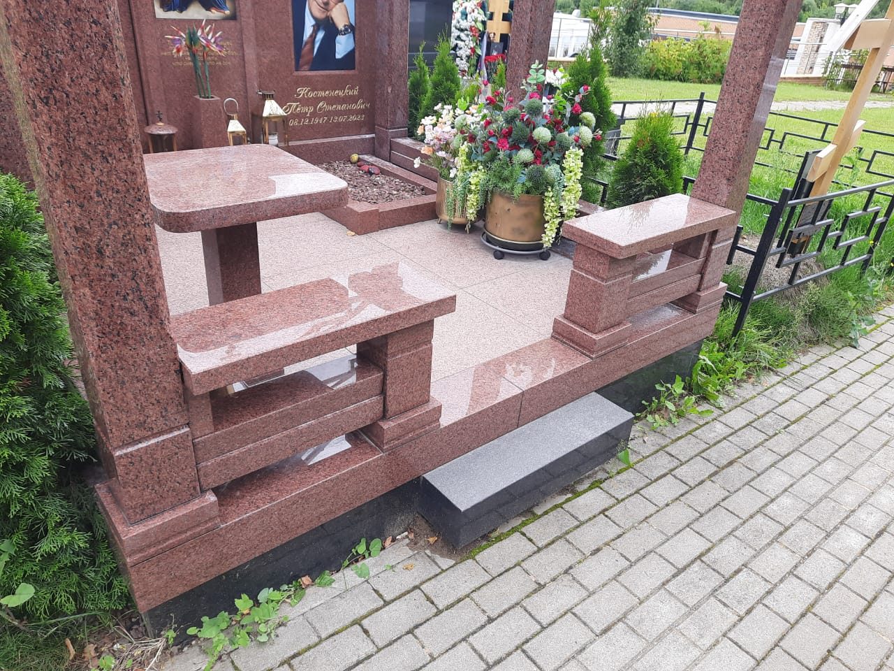 Работа Мастера Гранита: комплекс из красного гранита с лавкой