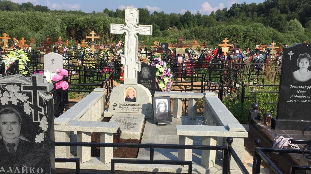 Работа Мастера Гранита: белый крест на светлом комплексе