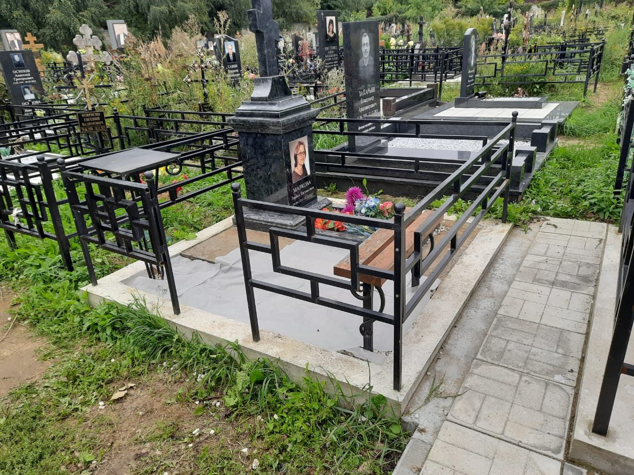 Работа Мастера Гранита: кованая ограда и плитка вокруг памятника
