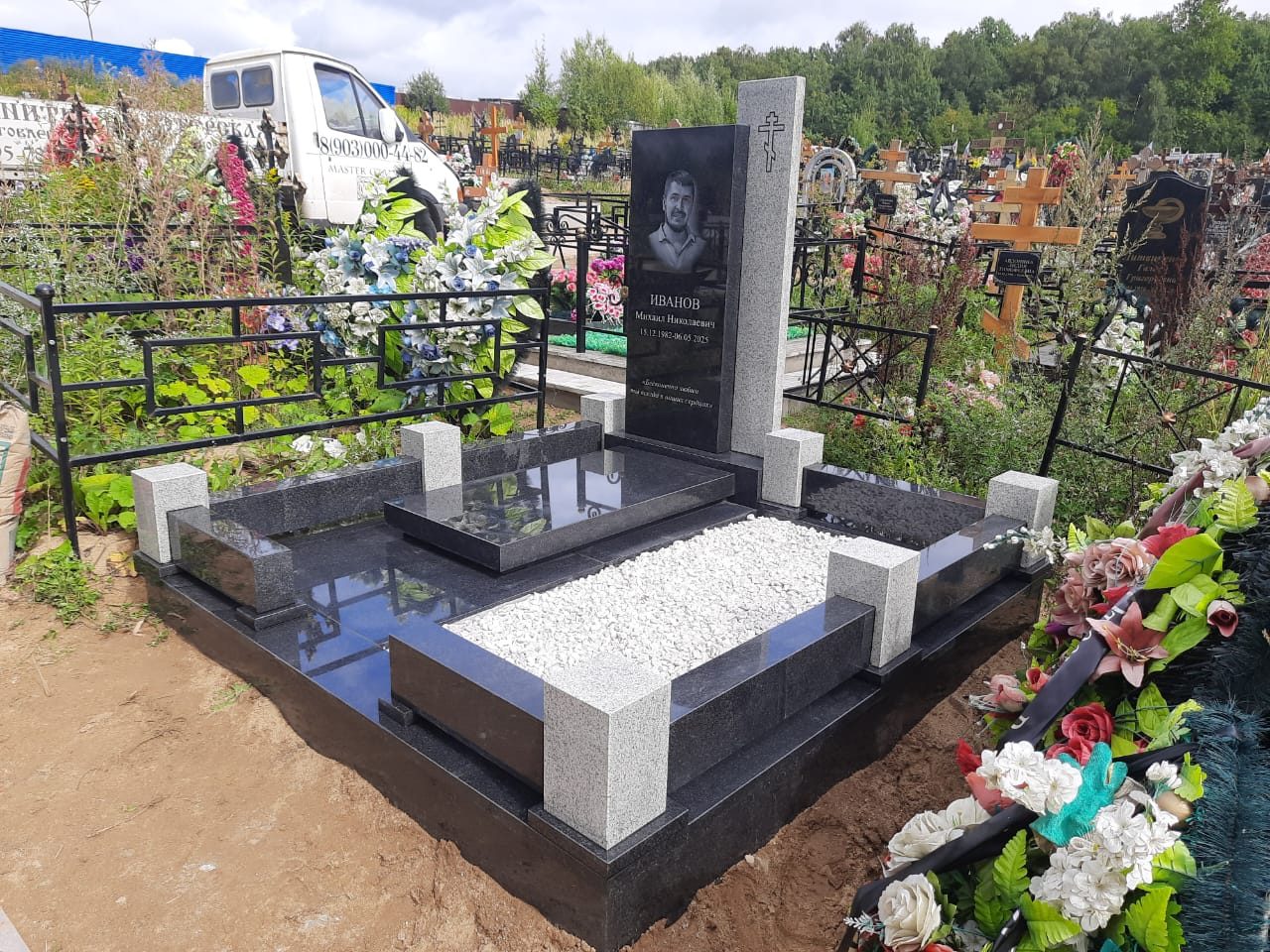 Работа Мастера Гранита: вертикальный памятник со светлым цветником