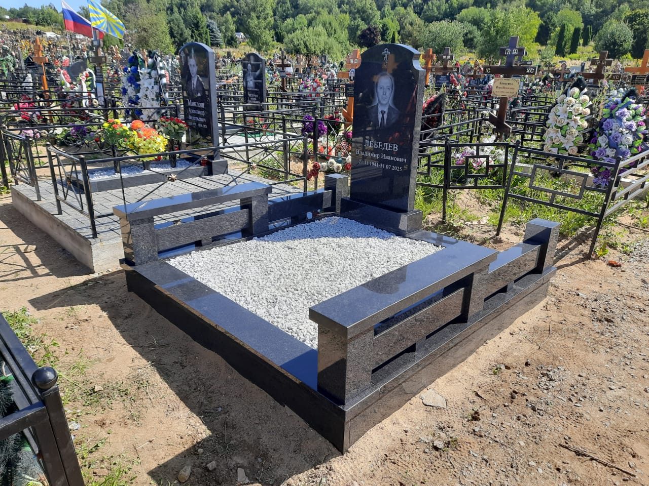 Работа Мастера Гранита: чёрный памятник с гранитной лавкой и щебнем
