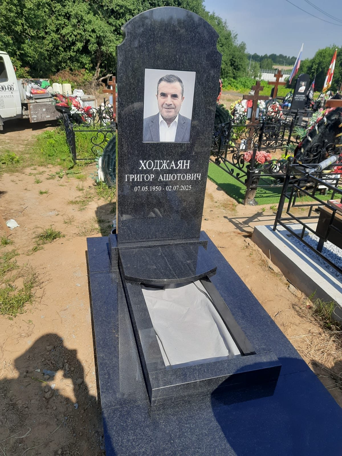 Работа Мастера Гранита: вертикальный памятник с портретом