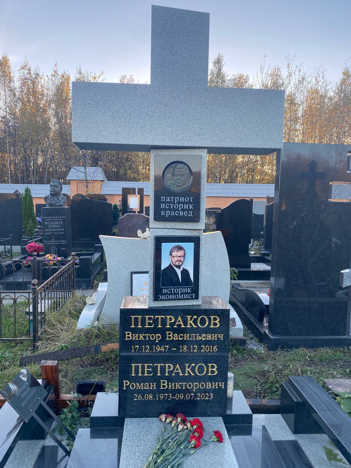 Работа Мастера Гранита: крест на семейном памятнике