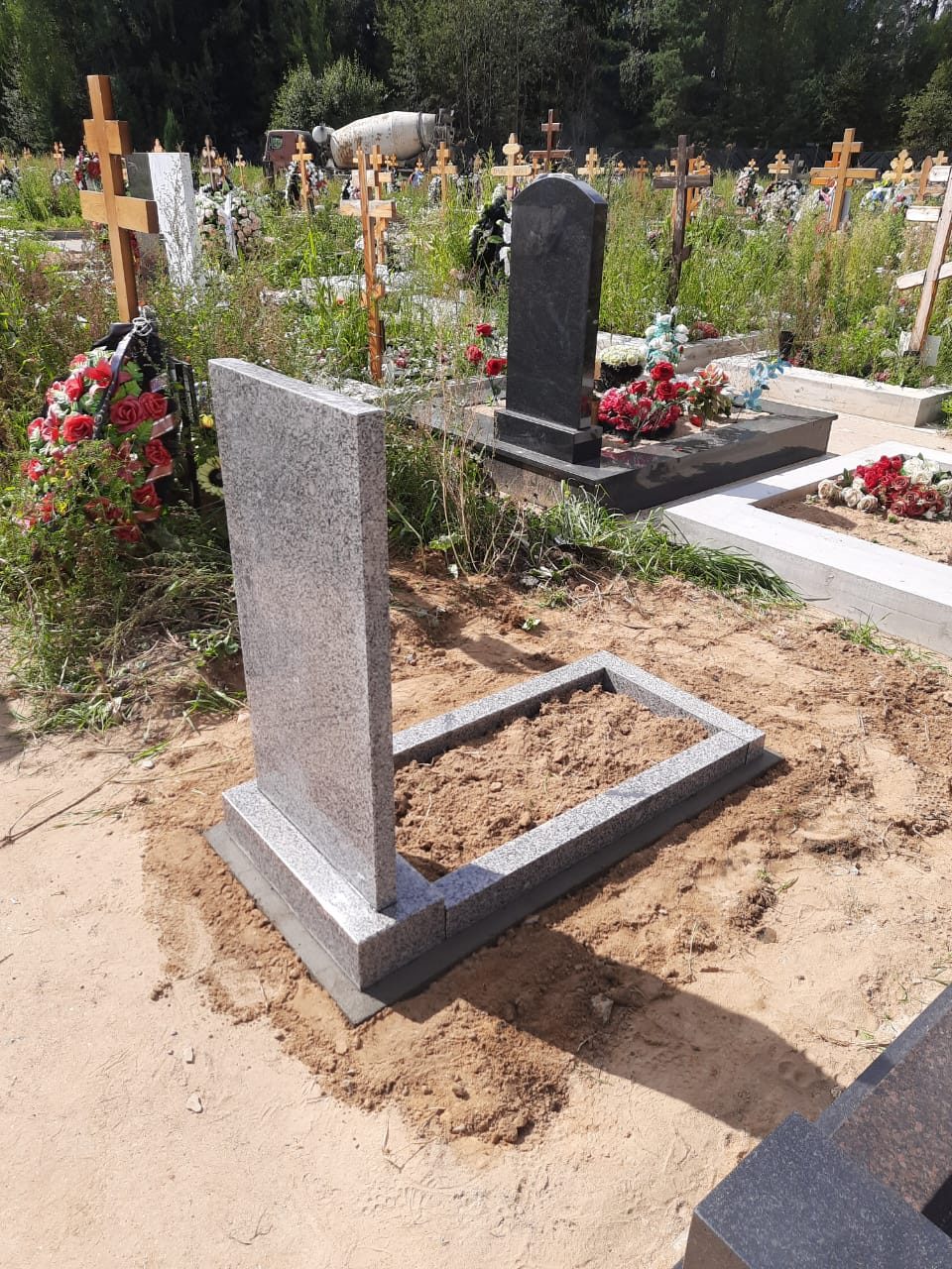 Работа Мастера Гранита: светлая стела с гранитным бордюром