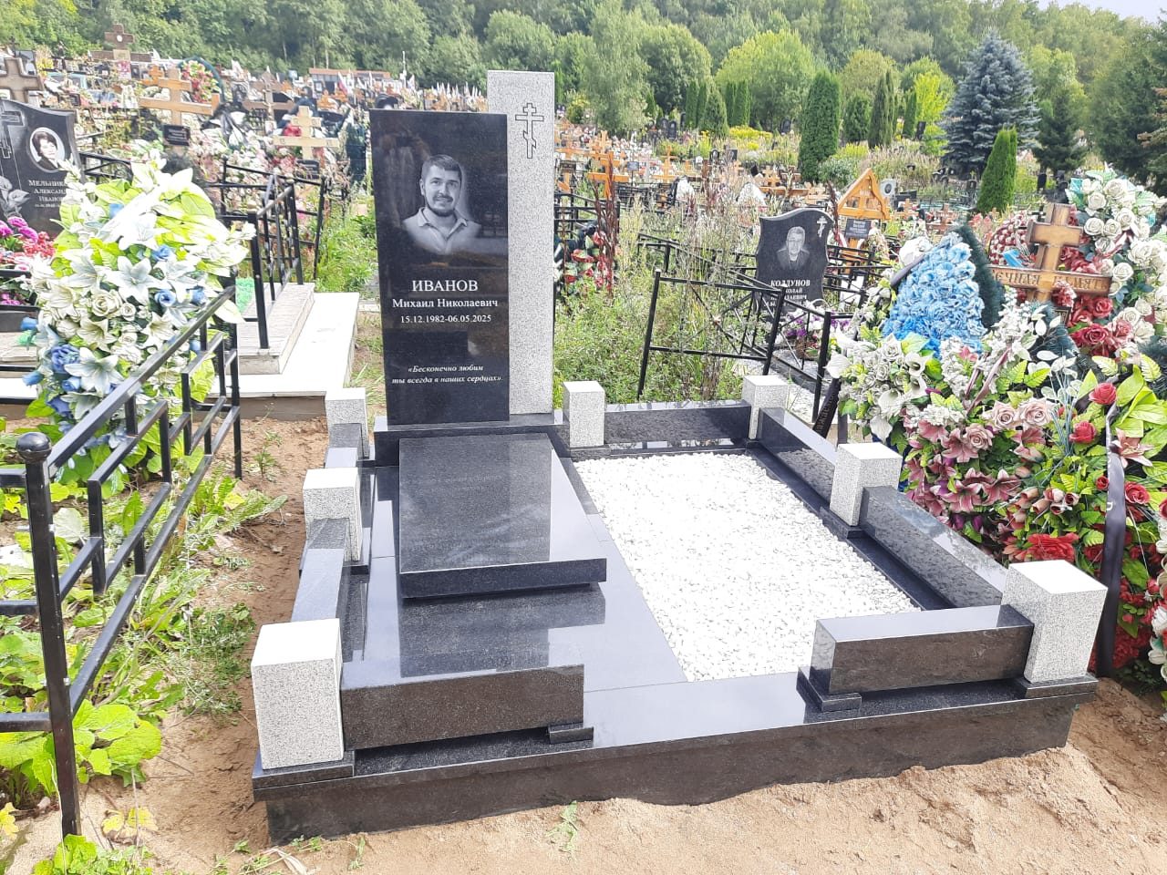 Работа Мастера Гранита: вертикальный памятник с цветником и щебнем