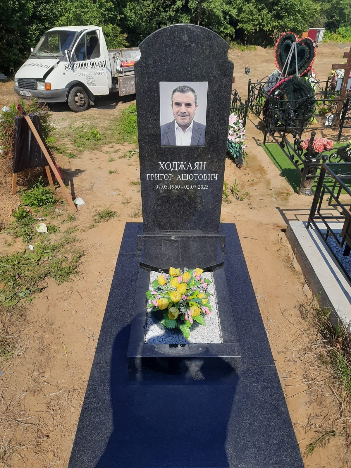 Работа Мастера Гранита: вертикальный памятник — пример 6