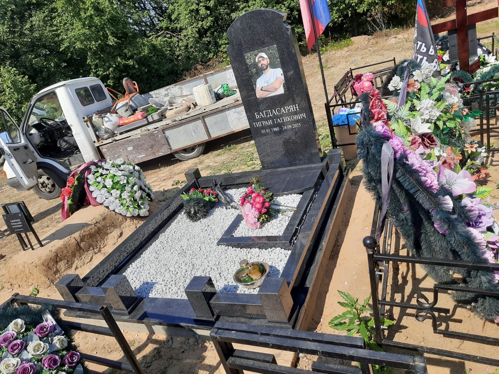 Работа Мастера Гранита: вертикальный памятник — пример 7